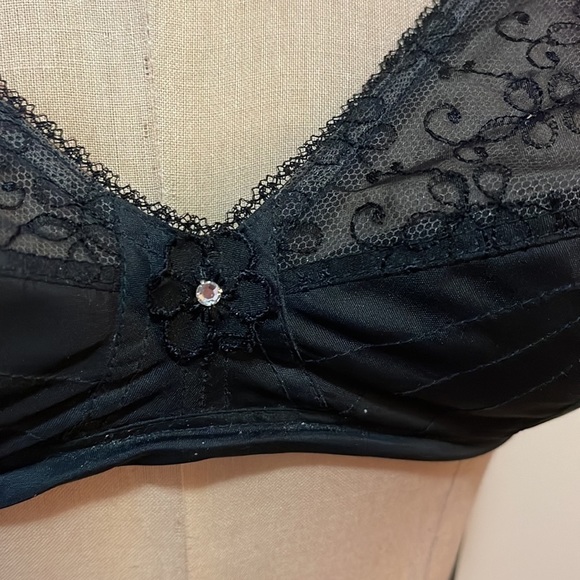 Charmfit's Black Lace Push Up Pads Bra 32B 1956 - Picture 3 of 15